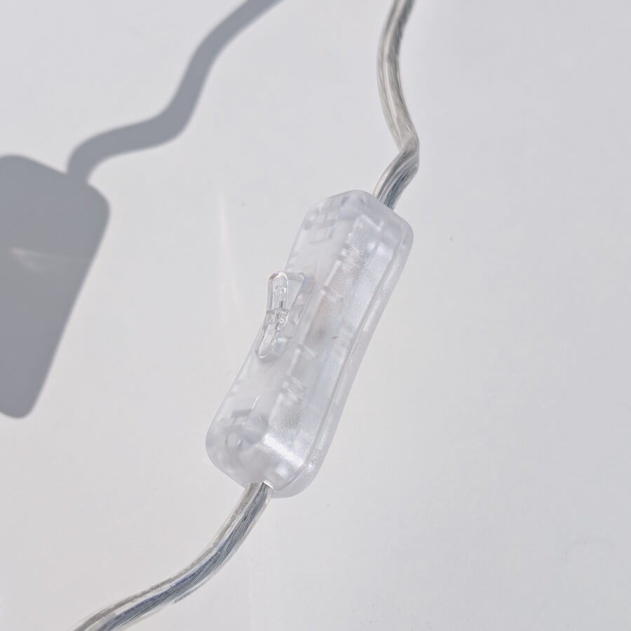 Zoom sur l'interrupteur semi-transparent discret et le câblage de 170 cm.