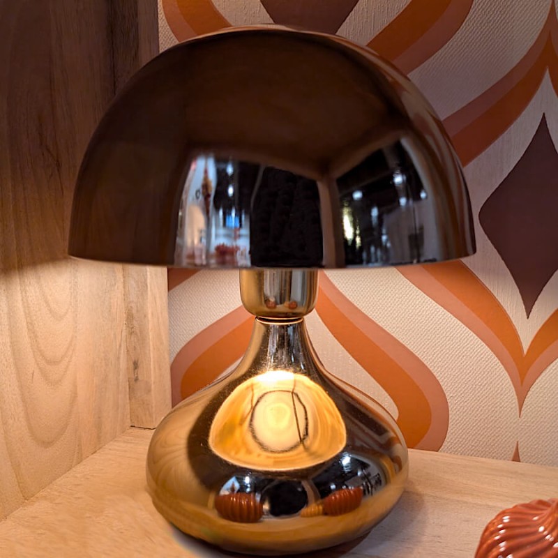 Mise en situation sur fond rétro orange soulignant le design iconique des années 70.