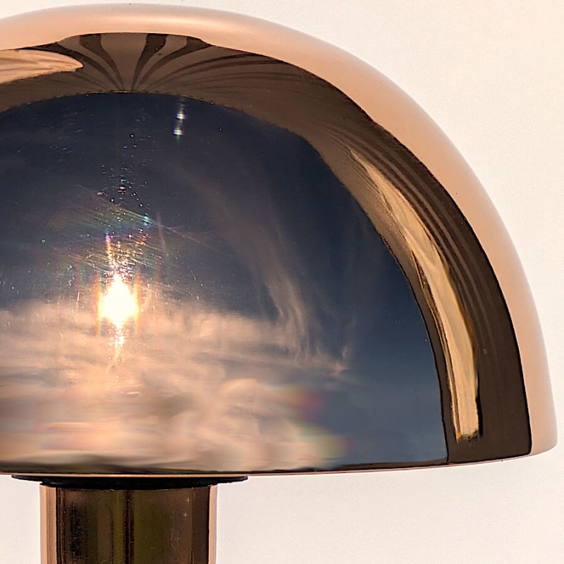 Détail du dôme supérieur reflétant un ciel ensoleillé parsemé de nuages pour un effet miroir sculptural.