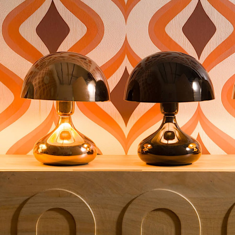 Ambiance rétro-chic avec lampes champignons cuivre et noire sur buffet moderne.