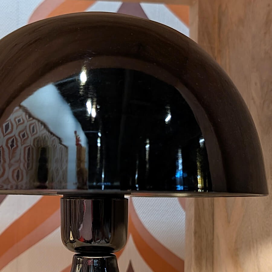 Gros plan sur le socle et la finition miroir sombre du métal de la lampe à poser Champignon de Deco-Delight.