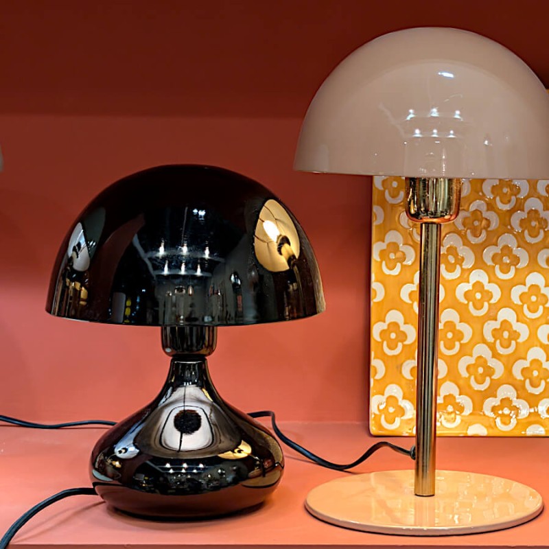 Duo de style : lampe champignon noire et version beige de notre collection, côte à côte.