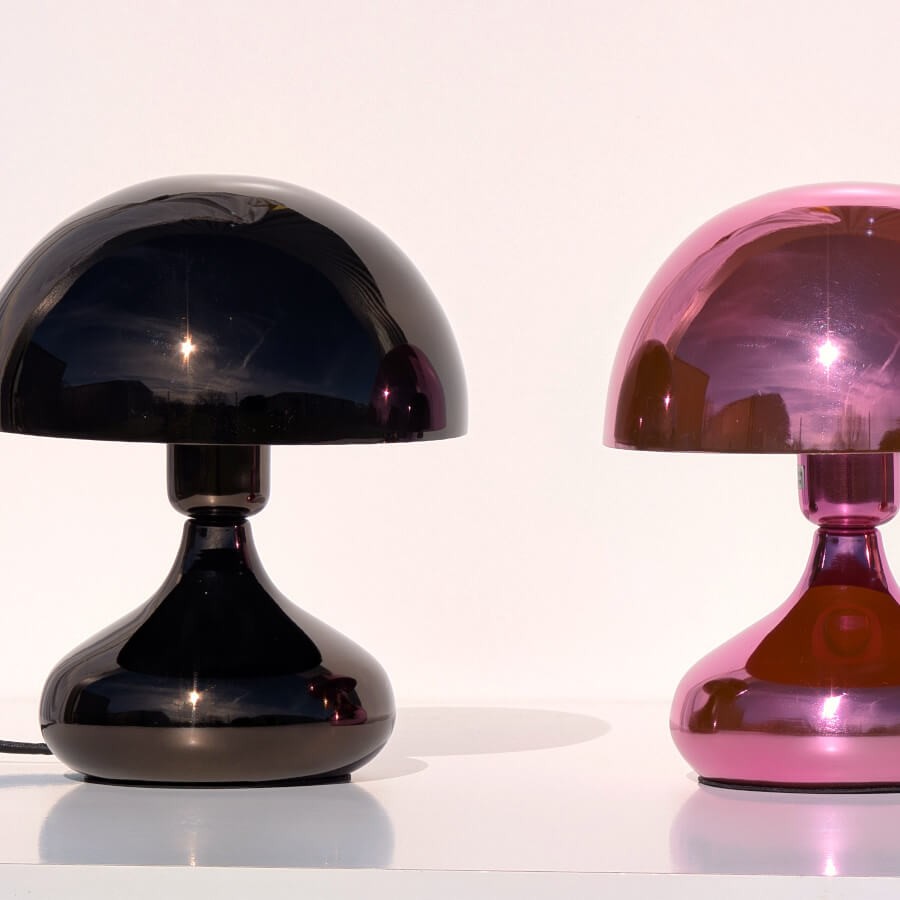 Comparatif des modèles chromés : noir et rose pour un look pop-chic.