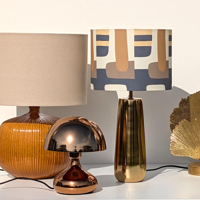 Vue d'ensemble de la lampe à côté de la lampe champignon chromée et d'autres lampes de la collection Deco-Delight