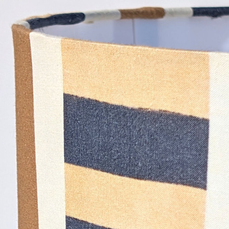 Focus sur la texture du tissu en coton et la qualité d'impression du motif graphique années 70.