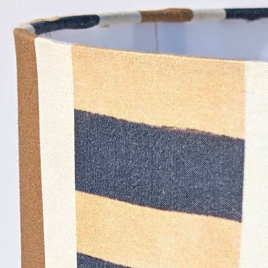 Focus sur la texture du tissu en coton et la qualité d'impression du motif graphique années 70.