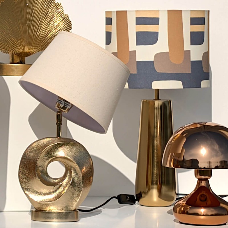 Composition déco associant la lampe rétro, la lampe champignon cuivrée et la lampe sculpturale dorée à tête rotative Pix'Art.