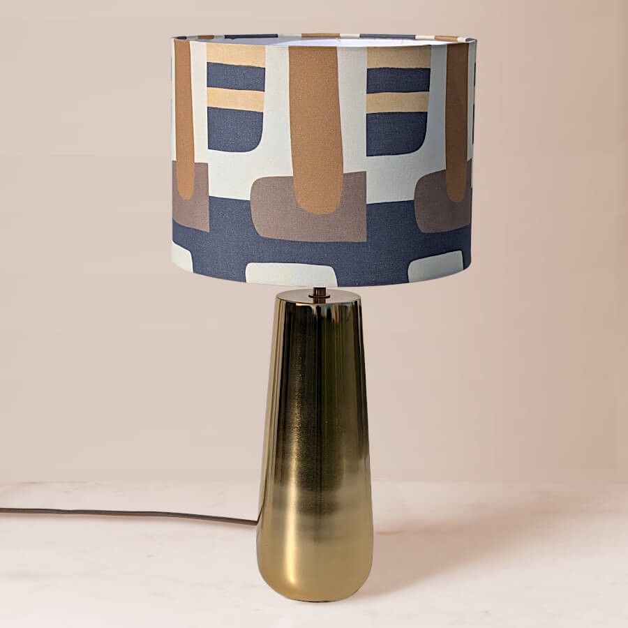 La lampe dorée style Rétro années 70's ressort bien sur un fond épuré.