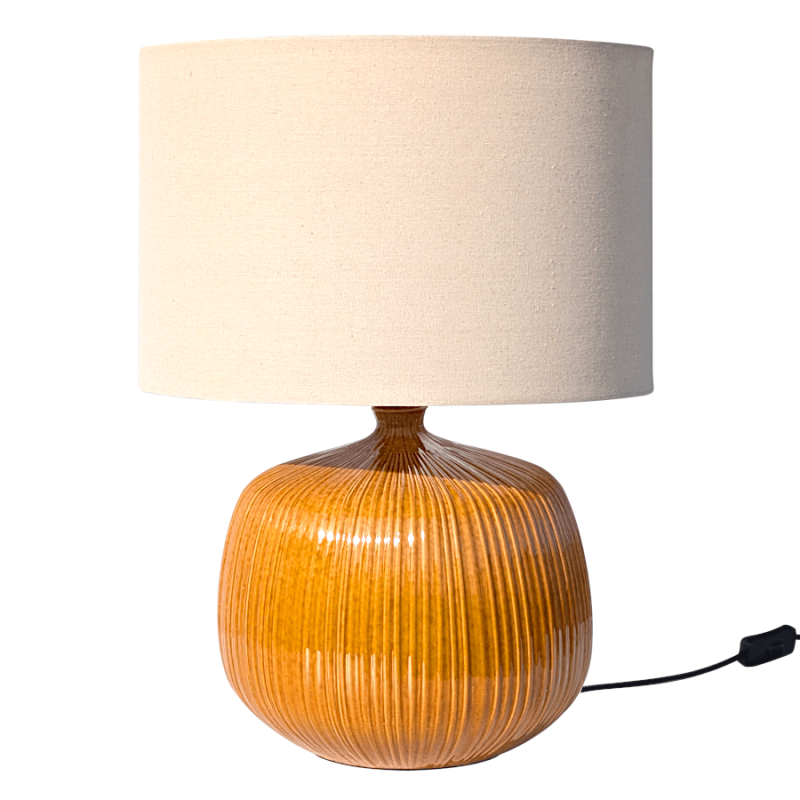 Lampe de table design avec pied généreux en grès ocre strié et abat-jour en lin crème hauteur 52 cm.