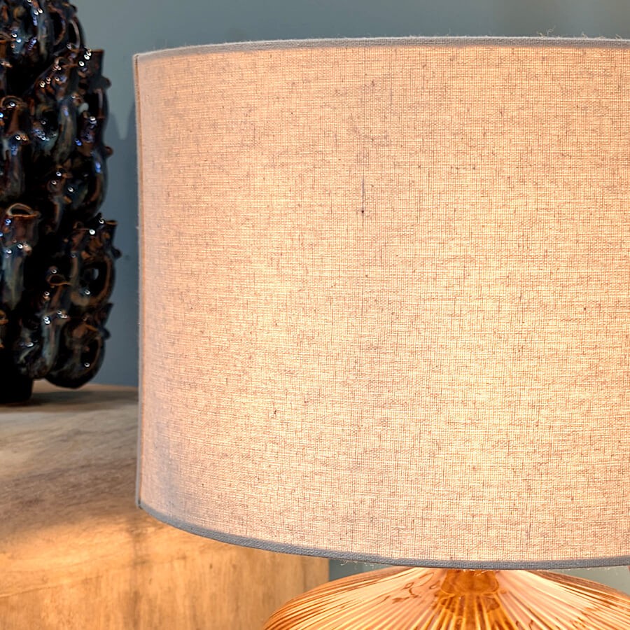 Focus sur la texture élégante de l'abat-jour en lin crème et la qualité du tissage, pour cette belle lampe Deco-Delight.