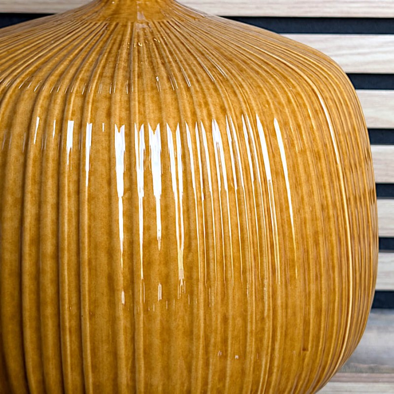 Détail du haut du pied en céramique et du raccordement soigné avec l'abat-jour.