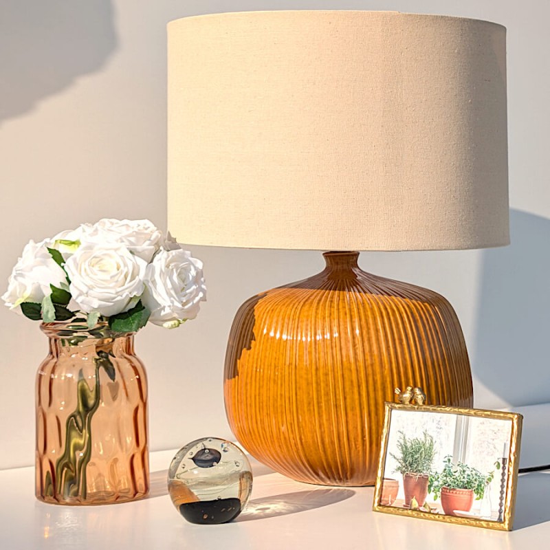 Composition harmonieuse : la lampe de table accompagnée de notre vase ambré et de fleurs éternelles pour un look Naturel Chic.