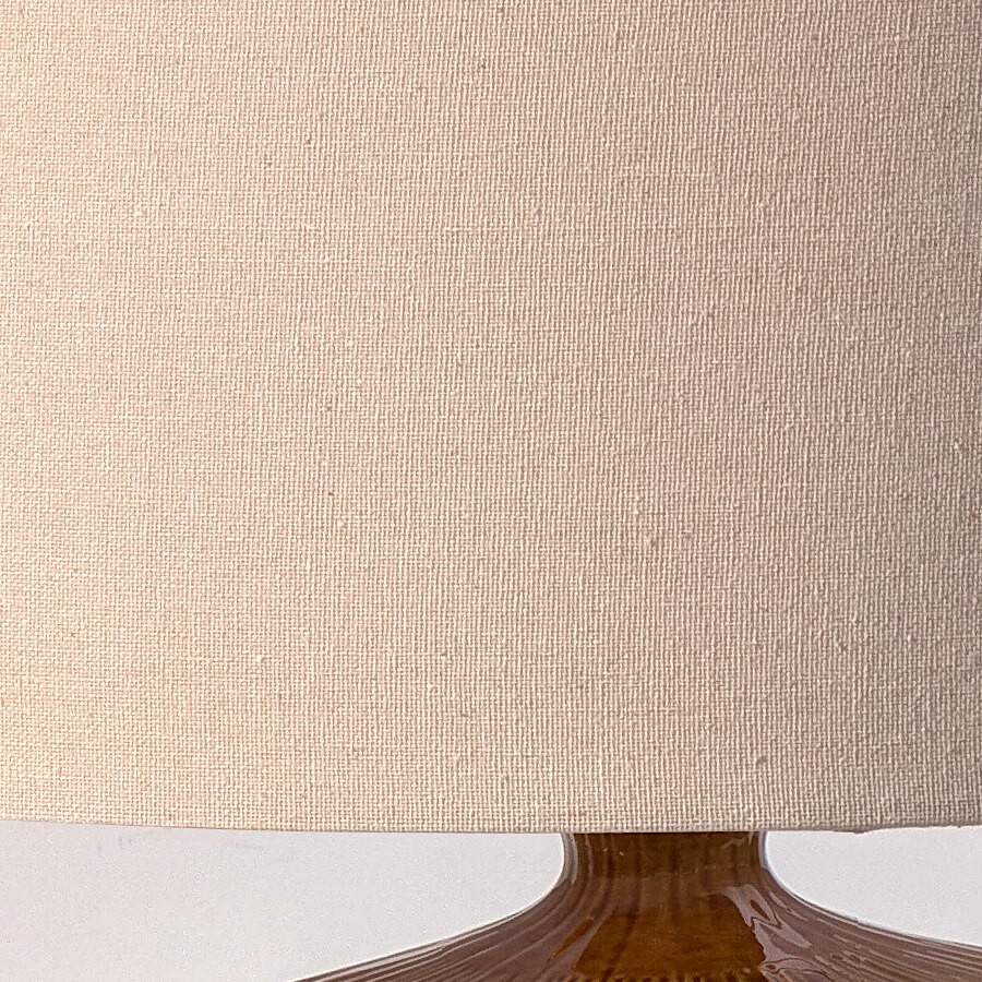 Zoom sur le grain du lin crème, une matière naturelle qui apporte de la douceur à l'ensemble.