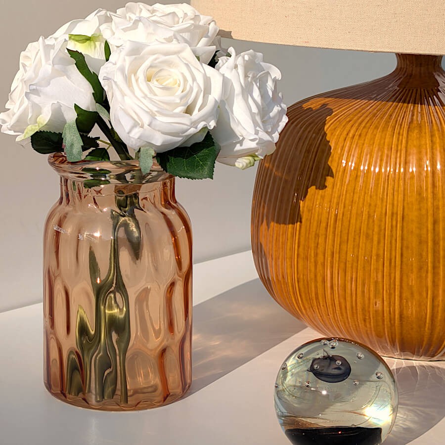 Détail de l'abat-jour avec un vase fleuri et notre sulfure Galaxie, illustrant l'harmonie des tons terreux et floraux.