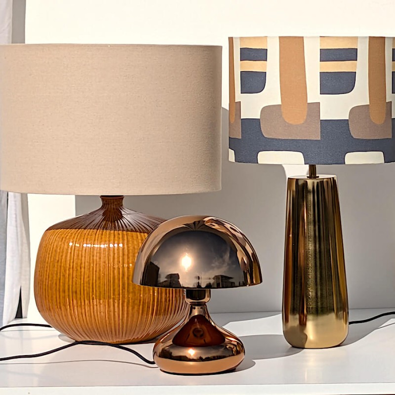 Jeu de volumes : la lampe en grès associée à notre petite lampe champignon cuivrée et notre lampe Rétro chic années 70.