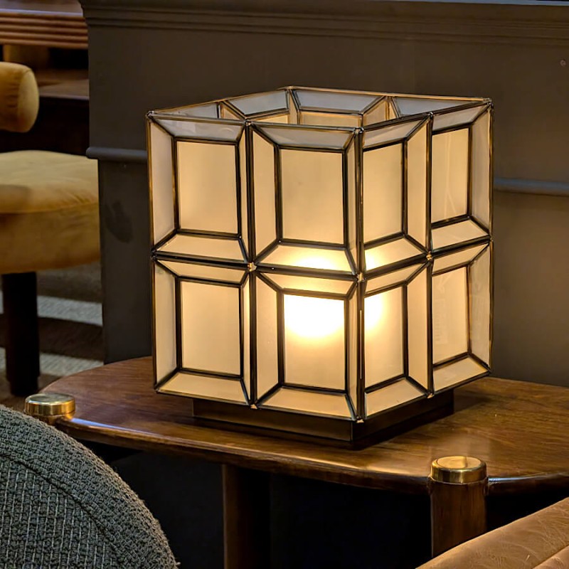 La lampe cube allumée dans un salon, diffusant une lumière tamisée et chaleureuse.