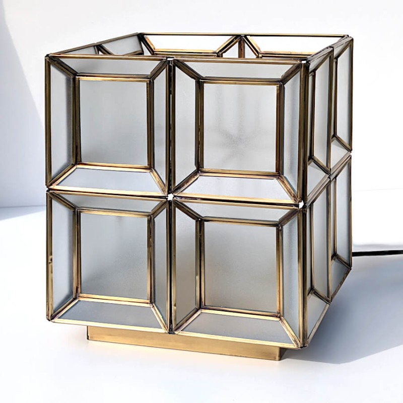 Vue de profil de la lampe soulignant la finesse de la structure métallique dorée.