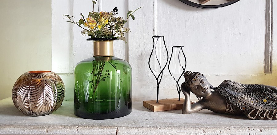Vase bouteille vert col laiton doré  | Deco-Delight.com