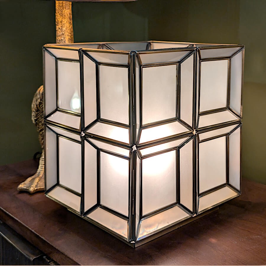 La lampe cube allumée sous un angle de trois-quarts, idéale pour un éclairage d'ambiance.