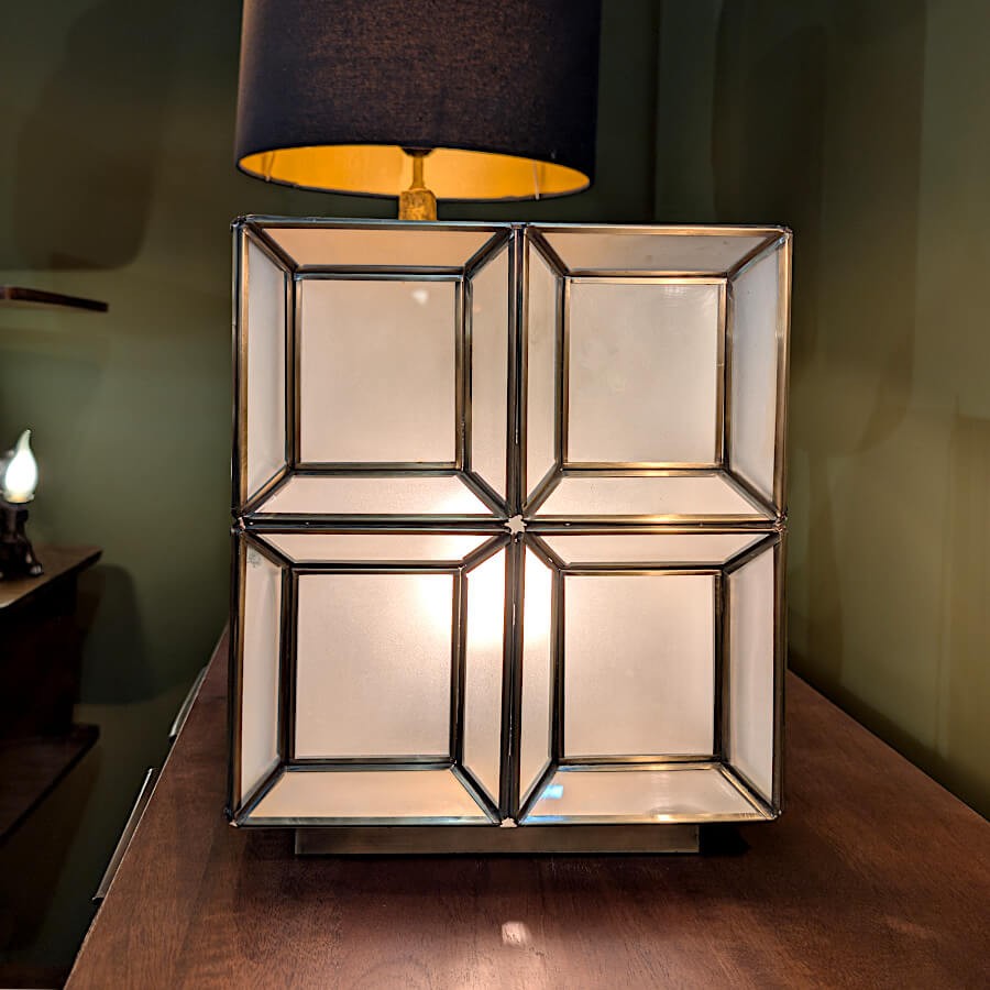 Les parois en verre givré et la structure métallique soulignent la qualité des finitions.