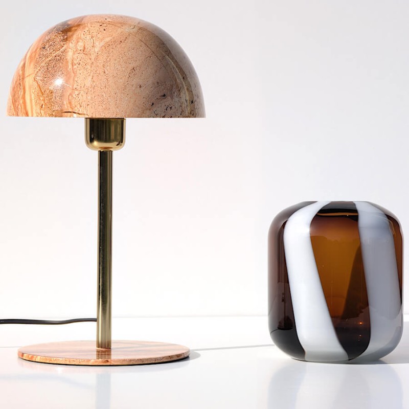 La lampe onyx brun présentée à côté d'un vase graphique Deco-Delight pour un look minéral chic.