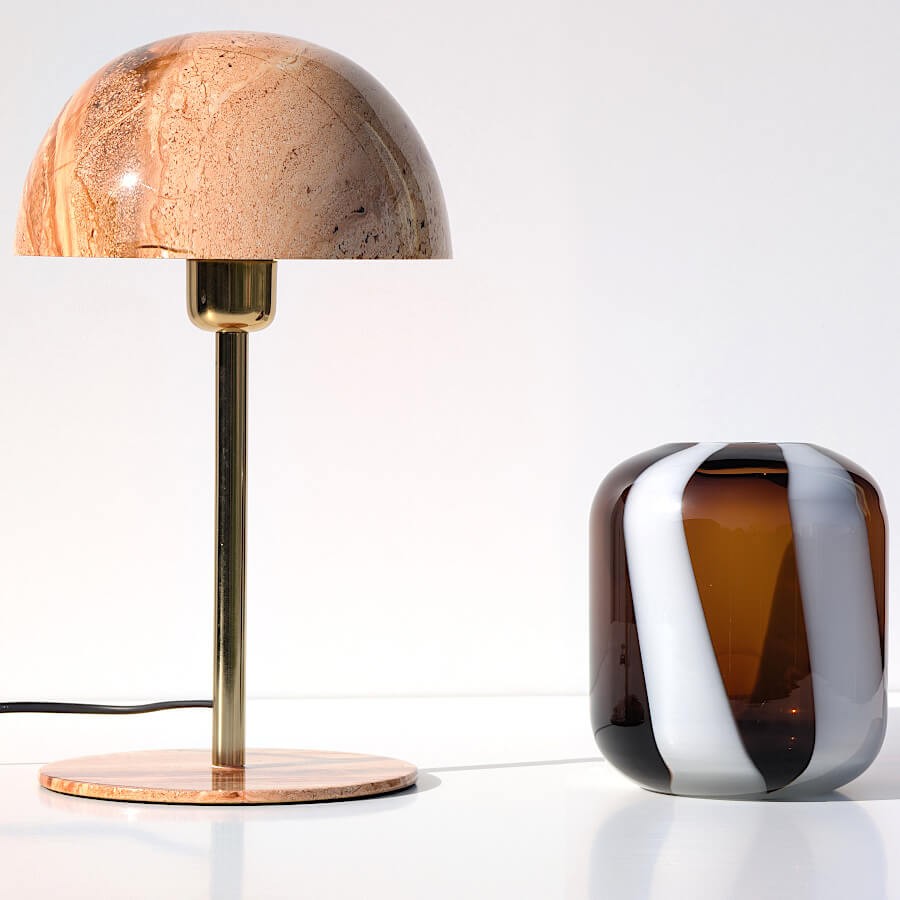 La lampe onyx brun présentée à côté d'un vase graphique Deco-Delight pour un look minéral chic.