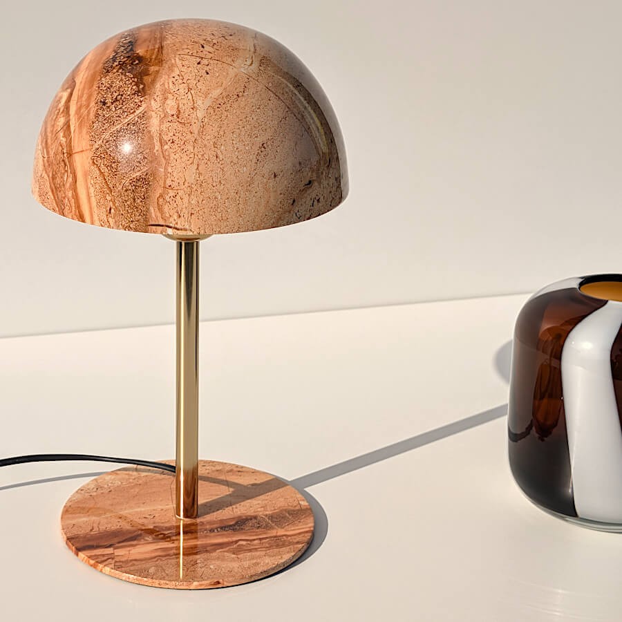 Focus sur la silhouette "Mushroom" et la tige dorée élégante de ce luminaire sculptural.