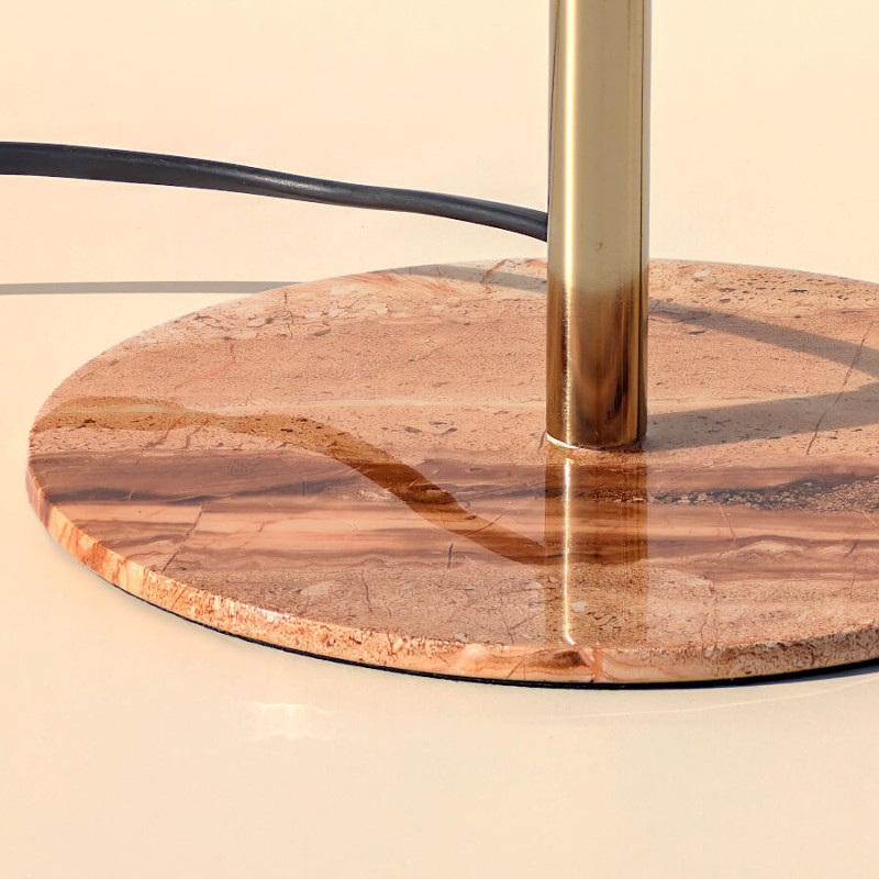 Détail du socle circulaire en pierre véritable et de la finition dorée impeccable.