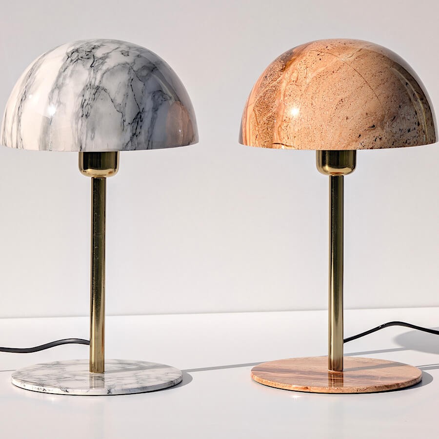 Duo de collection : les versions pierre onyx brun et marbre blanc présentées côte à côte. Collection Deco-Delight.