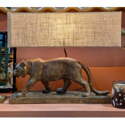 Mise en scène élégante de la lampe tigre soulignant sa silhouette sculpturale.