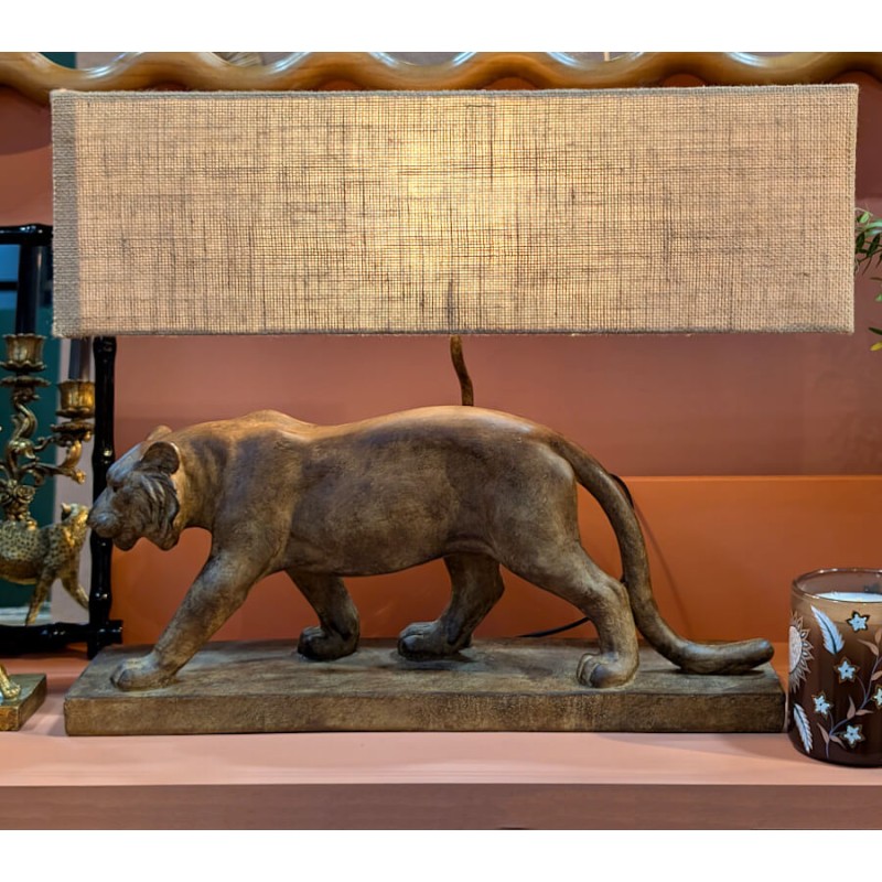 Mise en scène élégante de la lampe tigre soulignant sa silhouette sculpturale.