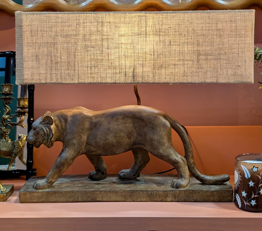 Mise en scène élégante de la lampe tigre soulignant sa silhouette sculpturale.