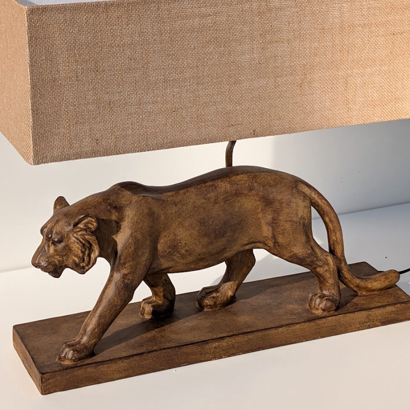 Zoom sur le corps musclé du fauve illustrant la qualité de la résine texturée.