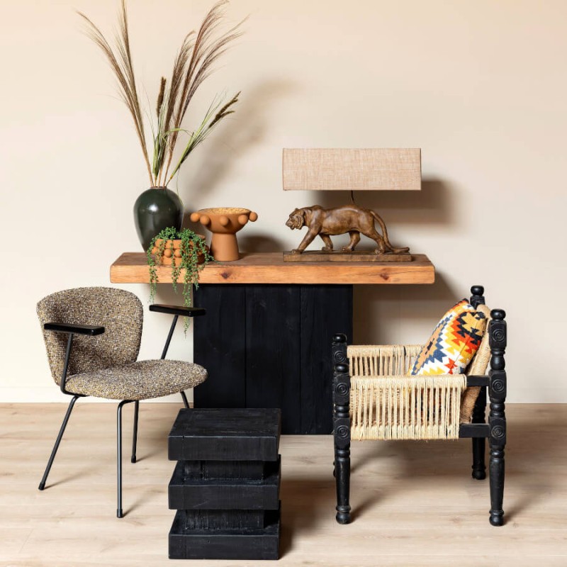 La lampe tigre intégrée dans une ambiance contemporaine au mobilier boisé.