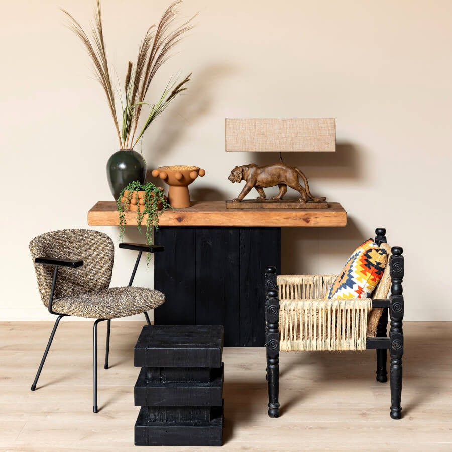 La lampe tigre intégrée dans une ambiance contemporaine au mobilier boisé.