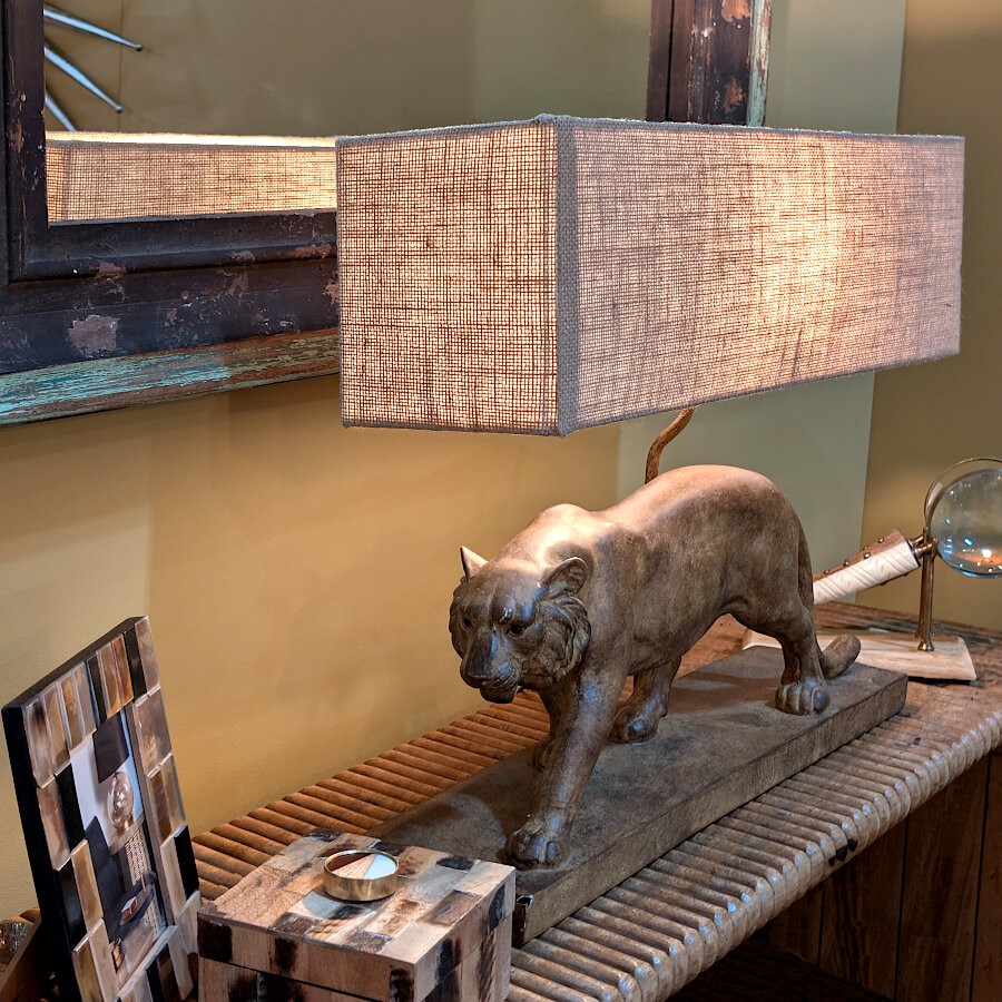 Vue d'angle mettant en valeur le format rectangulaire moderne de l'abat-jour.