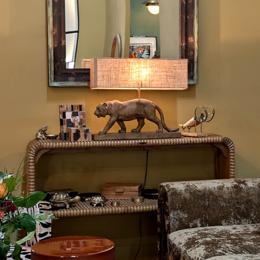 La lampe tigre comme pièce maîtresse sur une console de salon raffinée.