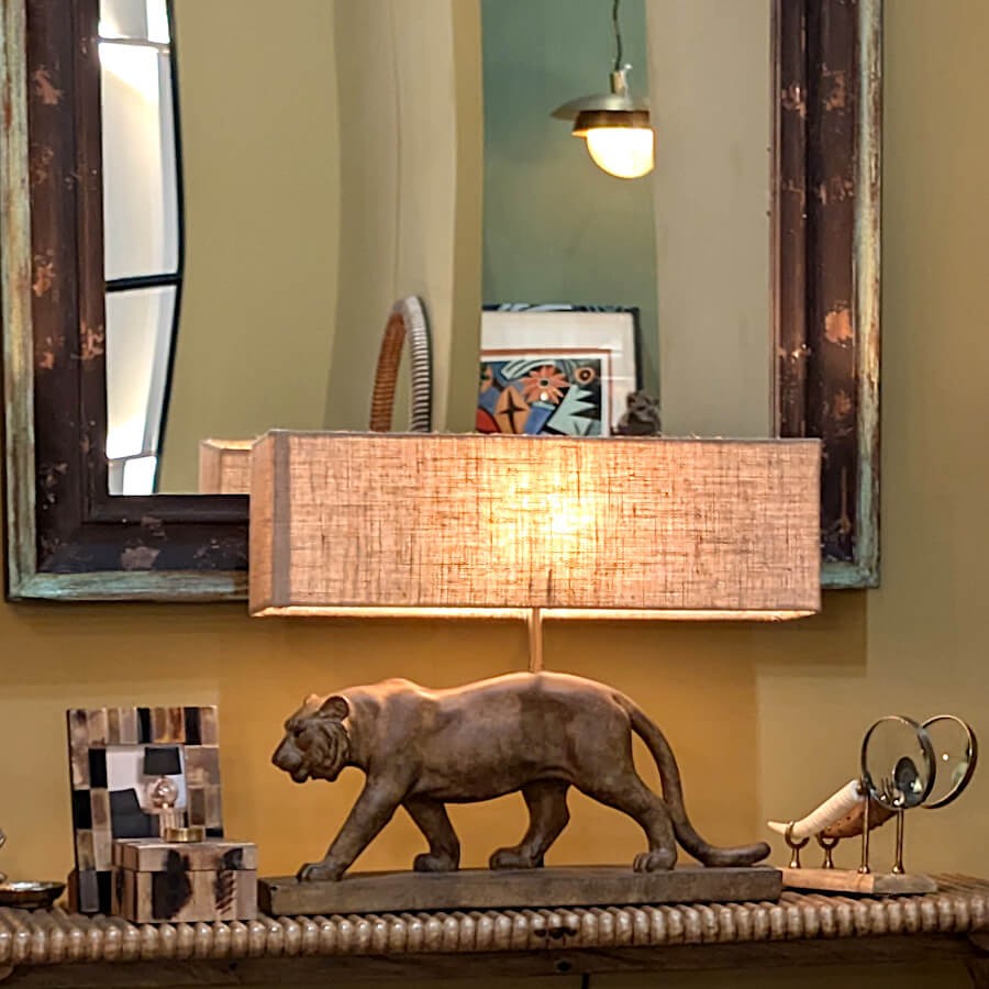 Détail de la diffusion lumineuse chaleureuse à travers l'abat-jour en lin.