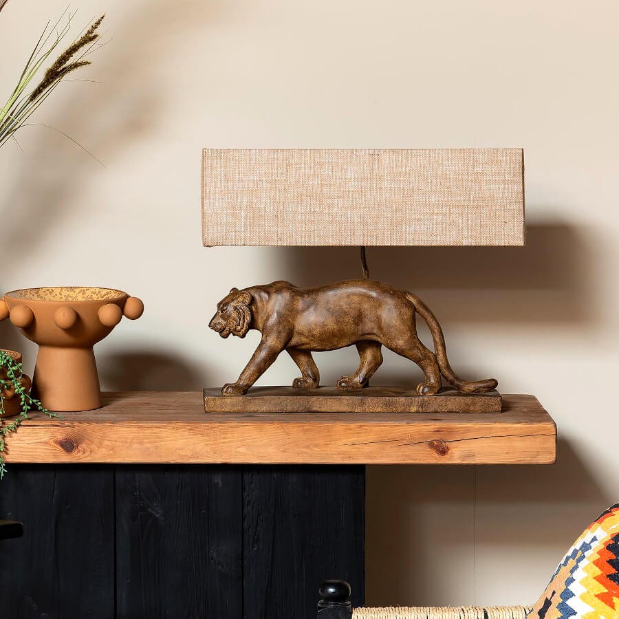 Vue de profil du tigre en mouvement sur son socle stable.