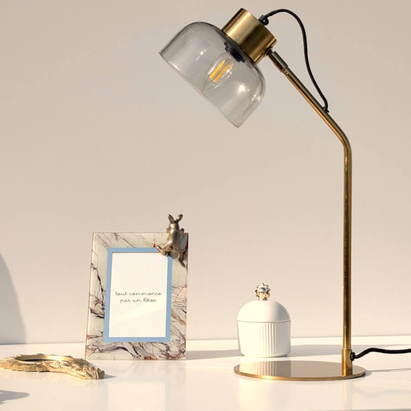 Mise en scène de bureau incluant le cadre photo marbré et la boîte Soleil de la collection Deco-Delight.