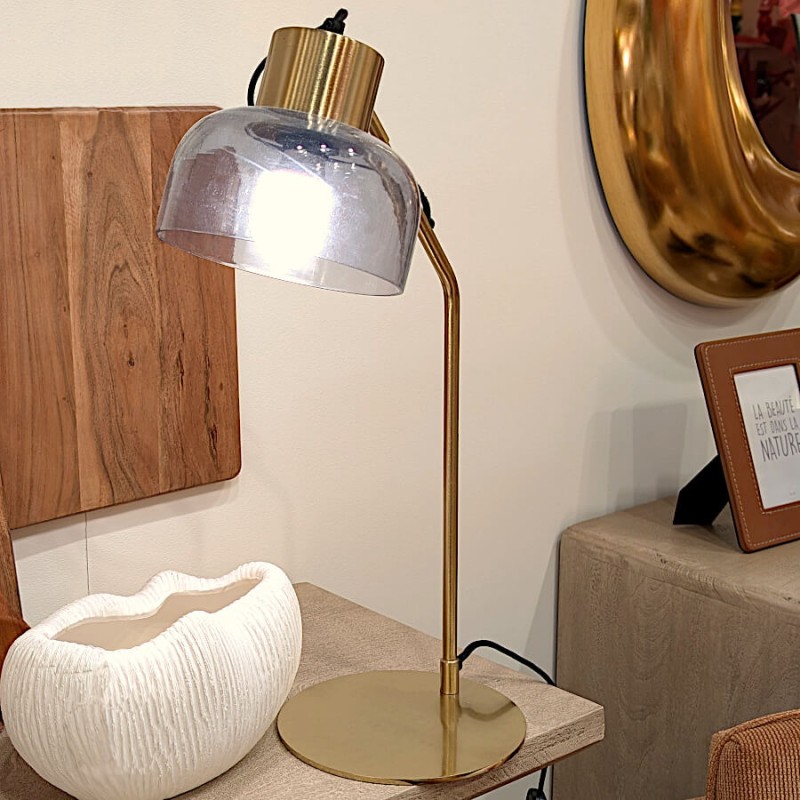 Vue d'ambiance montrant la lampe intégrée dans un intérieur chaleureux.