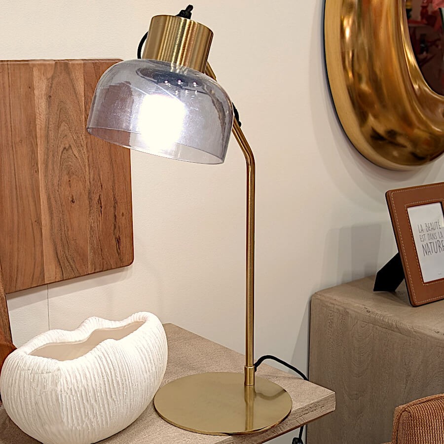 Vue d'ambiance montrant la lampe intégrée dans un intérieur chaleureux.