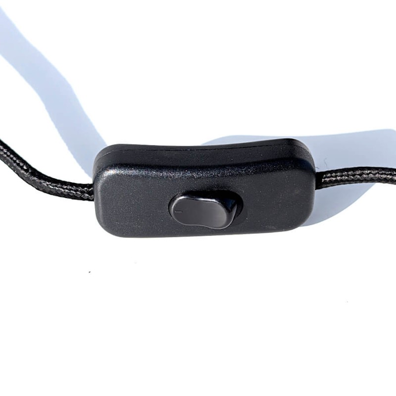 Détail du câble d'alimentation noir avec son interrupteur manuel.