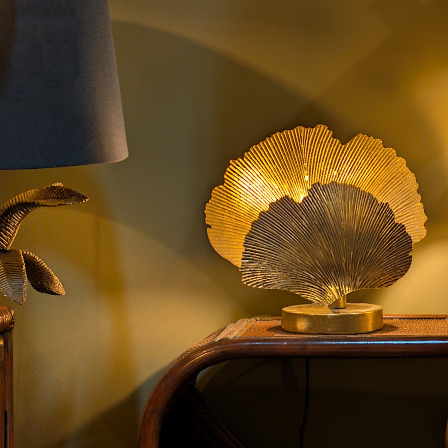 Mise en scène chaleureuse avec éclairage indirect sur console.