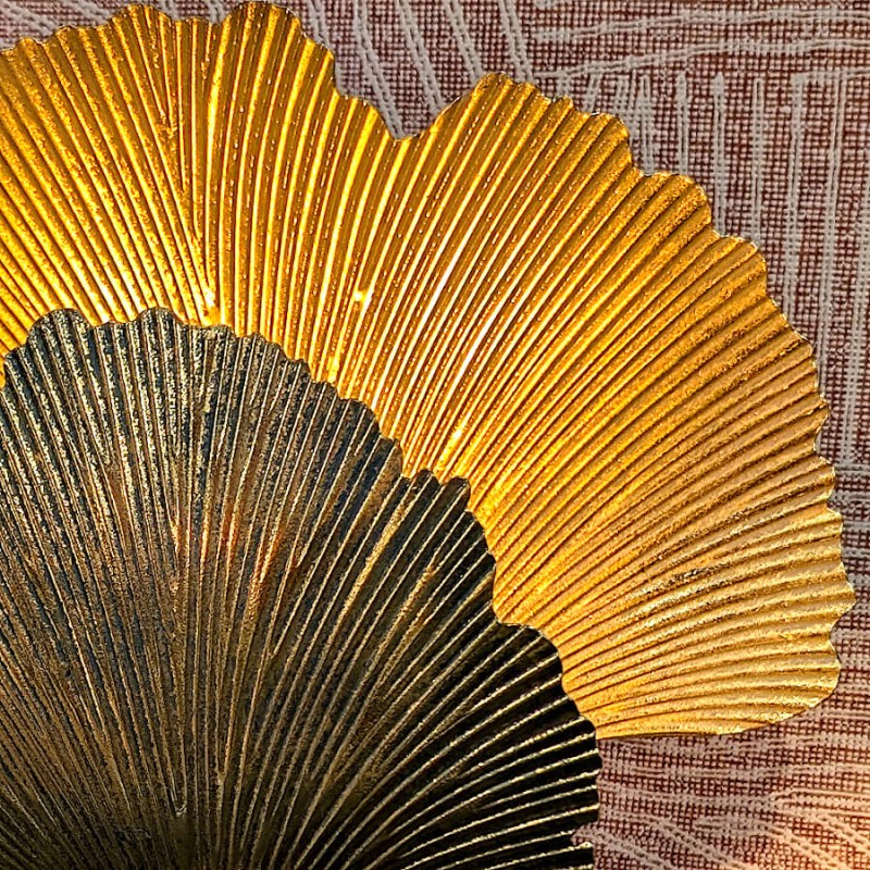 Gros plan sur les détails des nervures des feuilles dorées.