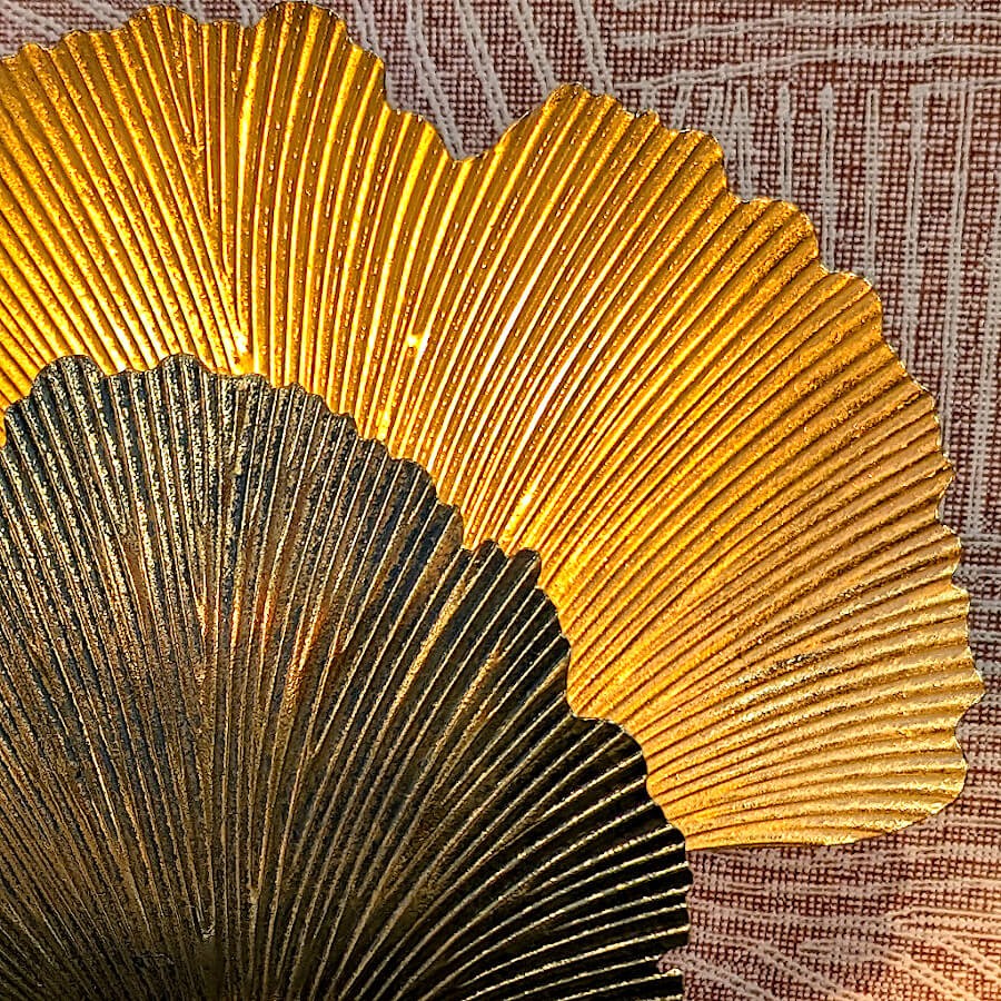 Gros plan sur les détails des nervures des feuilles dorées.