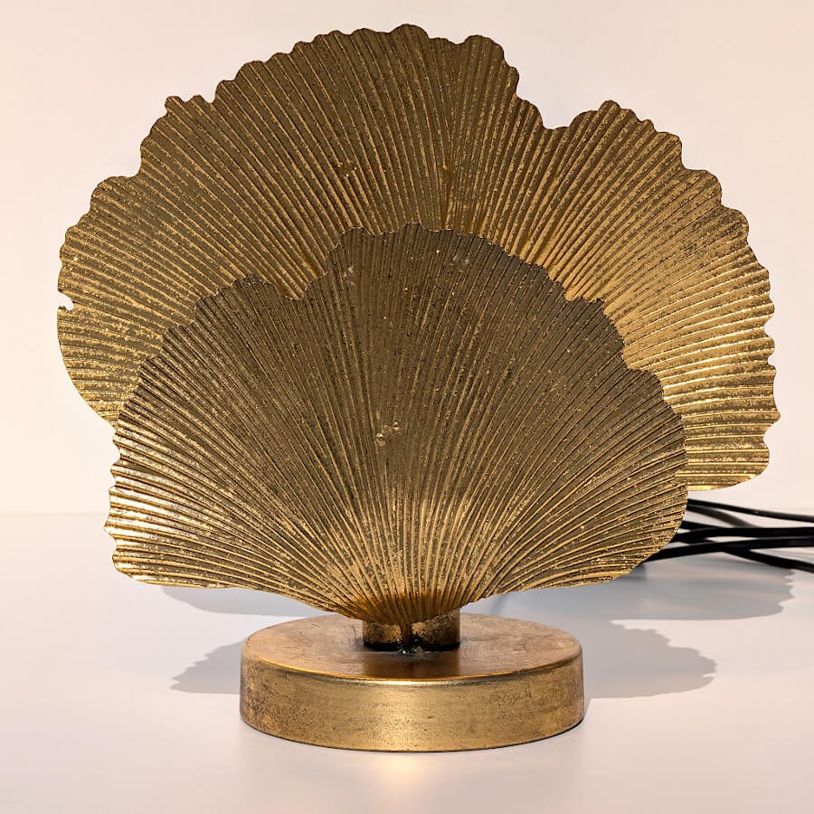 Vue d'ensemble de la lampe illustrant son déploiement majestueux.