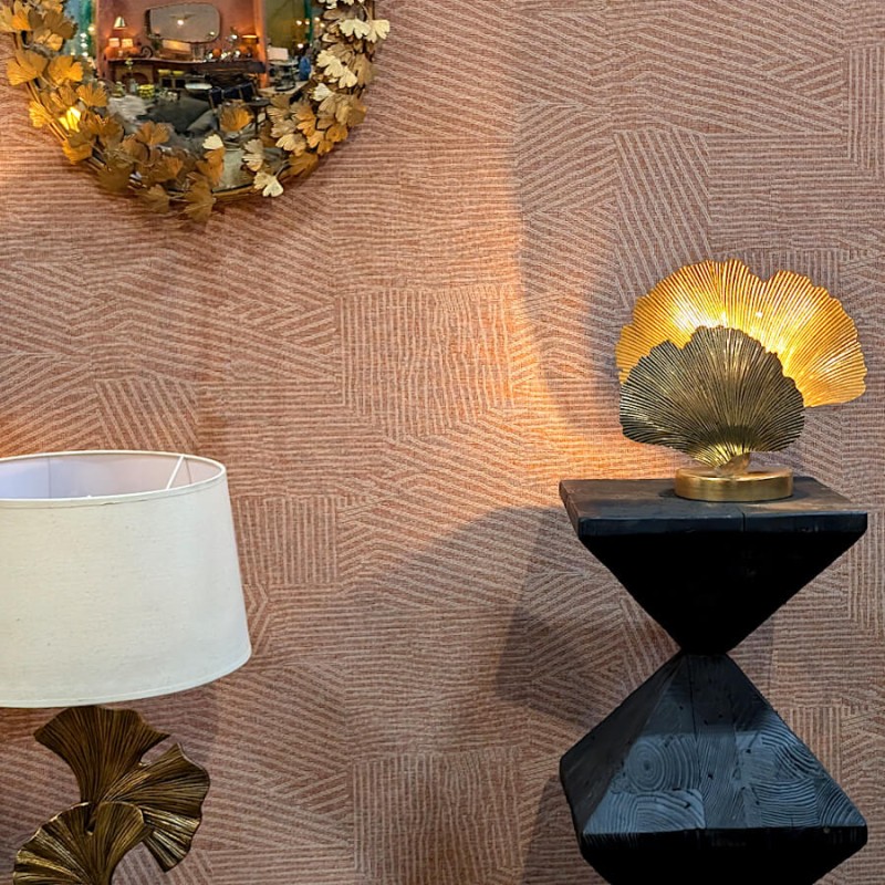 Ambiance déco avec accessoires complémentaires et jeux d'ombres.