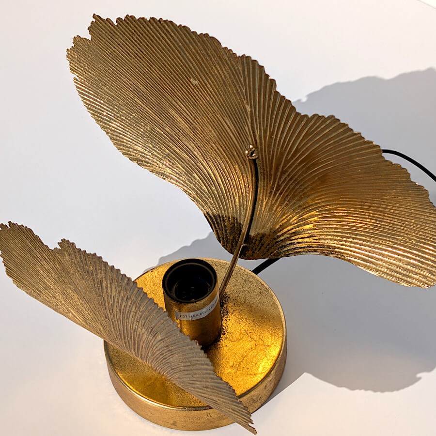 Vue du dessus montrant la courbure travaillée du métal doré.