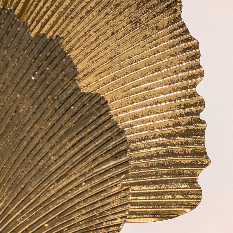 Zoom macro sur la superposition des textures de feuilles.